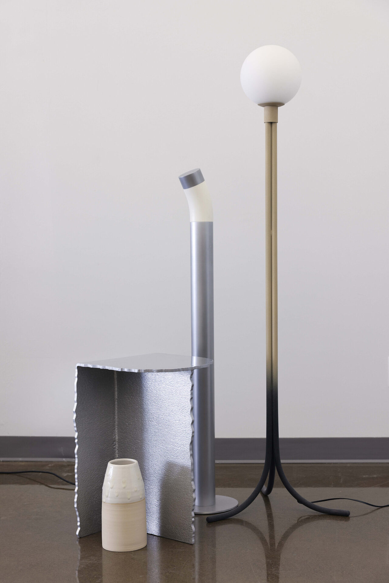 Mix of diffrent type of lighting with a stool and a ceramic pot
