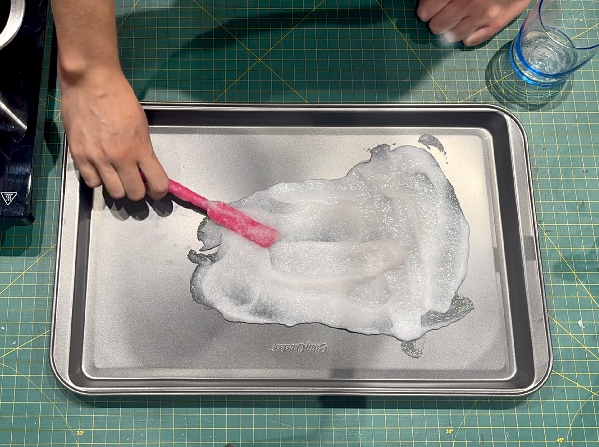 Spreading biomaterials on a tray